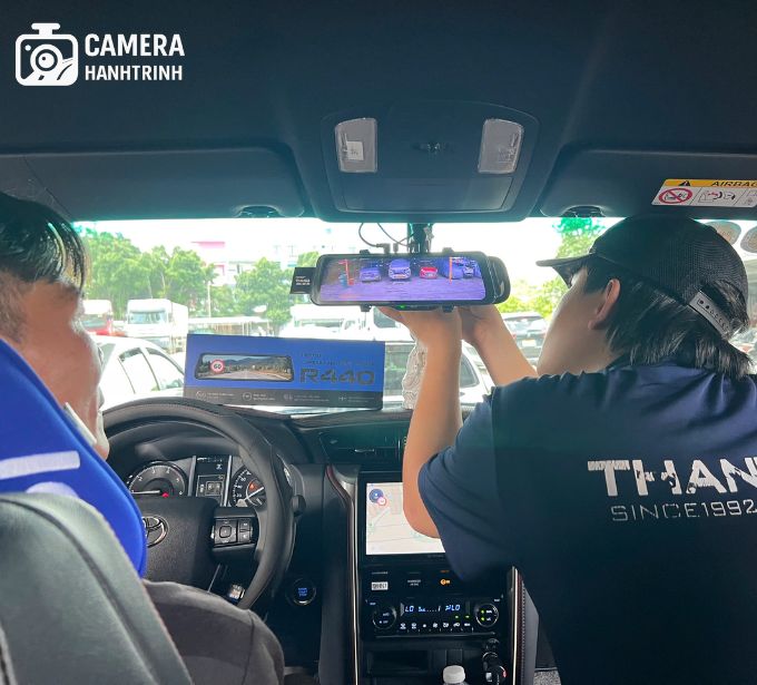 Kỹ thuật viên Thanh An lắp camera hành trình tại Phường Bình Tiên