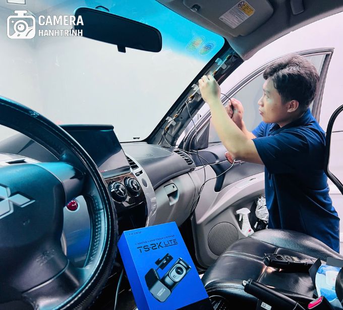 Thợ chuyên nghiệp lắp đặt camera